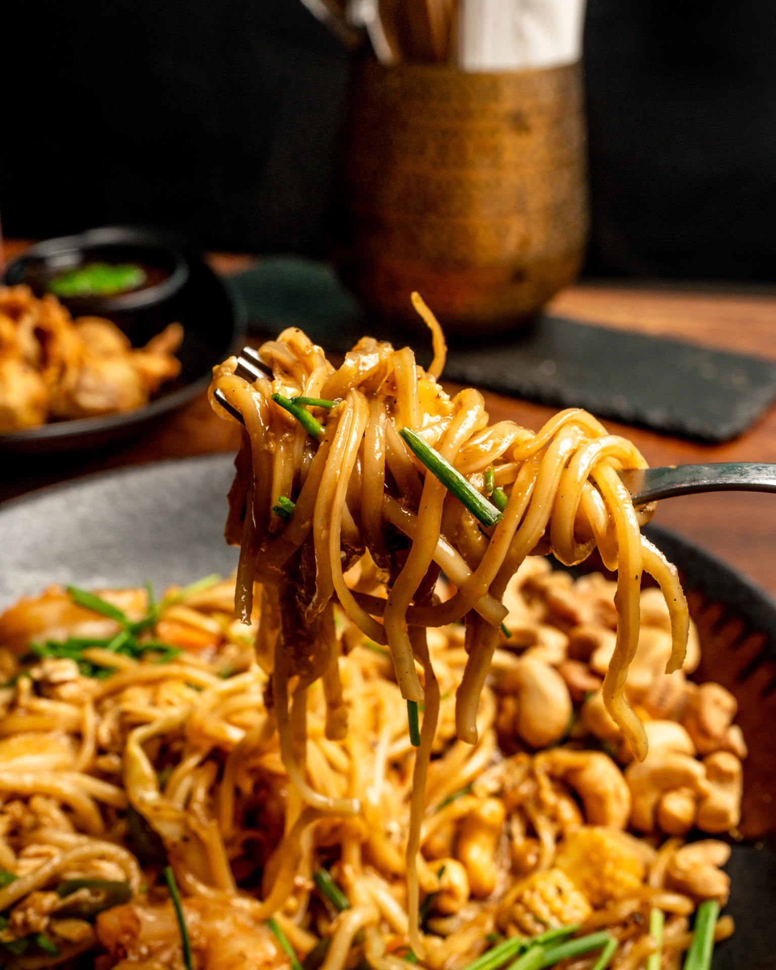 Nærbillede af noodles løftet på gaffel