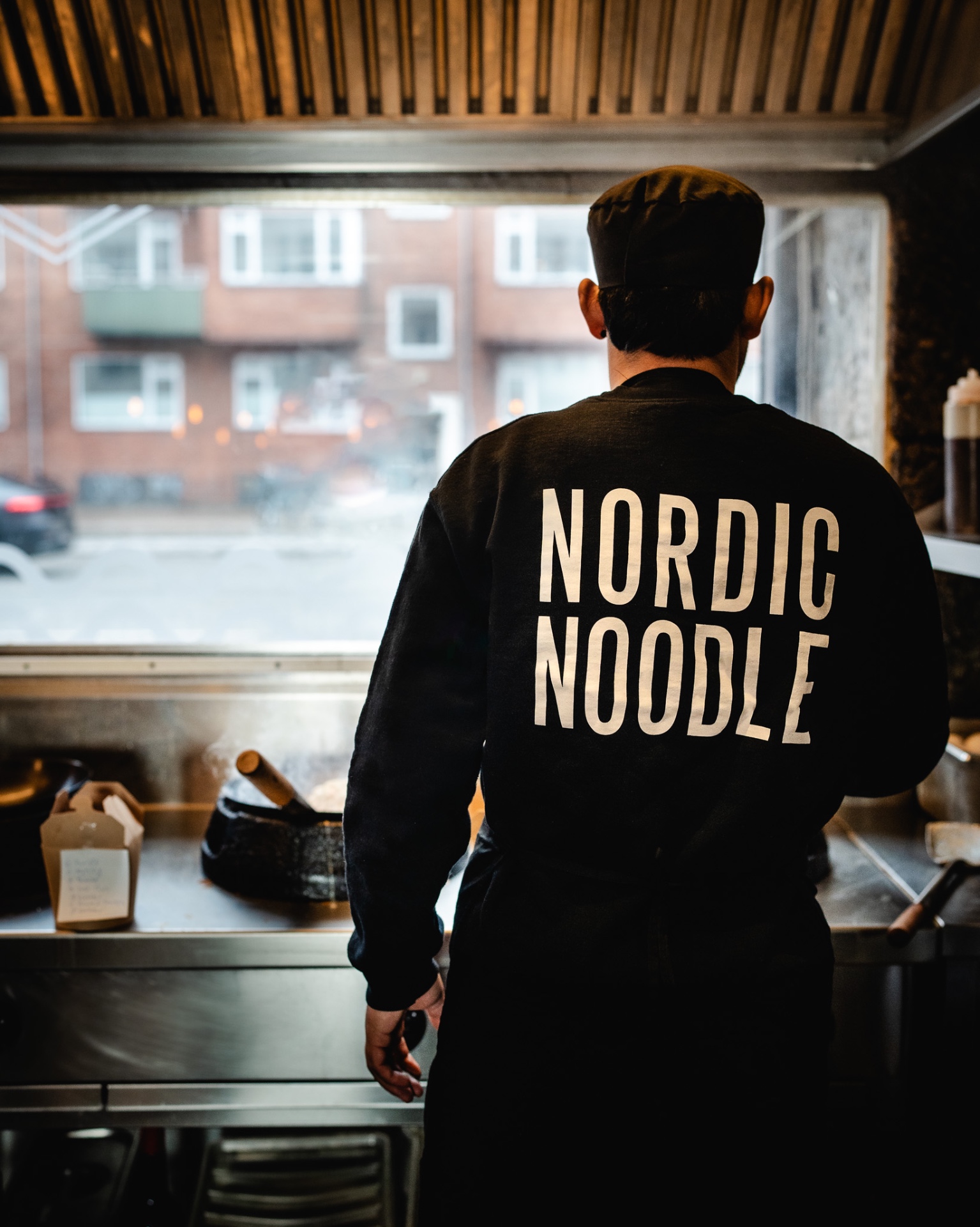 Kok i Nordic Noodle-sweatshirt ved woken